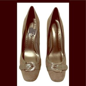 BANDOLINO SUEDE AND PATENT LEATHER PUMP IN TAUPE